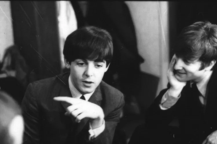 Paul McCartney (kiri) dan John Lennon, Foto Apple Corps Ltd. (Instagram.com/thebeatles)
