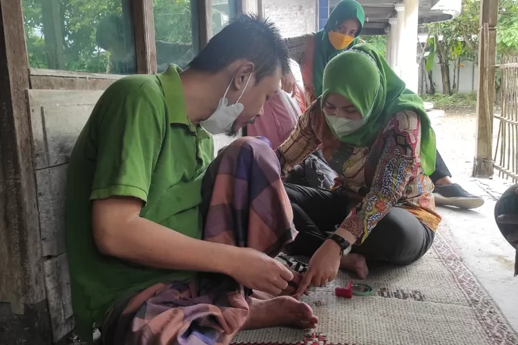 Tim Puskesmas Karangtengah Demak mengunjungi salah satu pasien ODGJ (Zaidi) 
