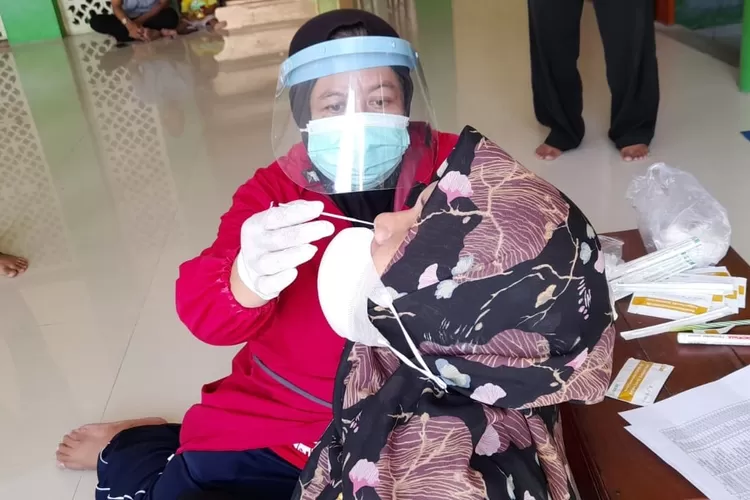 Puskesmas Kebonagung melaksanakan sampling swab antigen ke anak sekolah. (Puskesmas Kebonagung) 