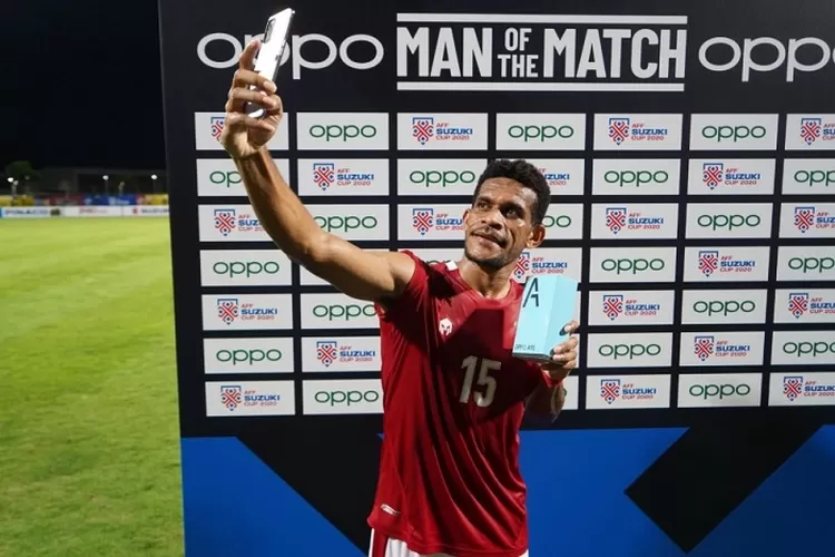 Ricky Kambuaya terpilih menjadi man of the match dan berhak mendapatkan handphone dari sponsor Piala AFF 2020. (pssi.org)