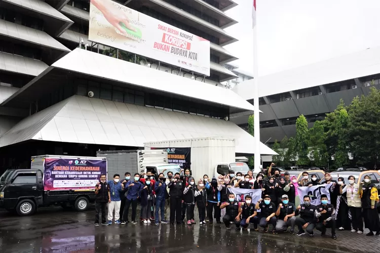 ACT Jateng berfoto bersama di depan Gedung Gubernur Jawa Tengah sebelum berangkat ke Lumajang. Dalam rangka peduli korban Semeru, ACT Jateng memberangkatkan 7 truk bantuan logistik. (ACT Jateng)