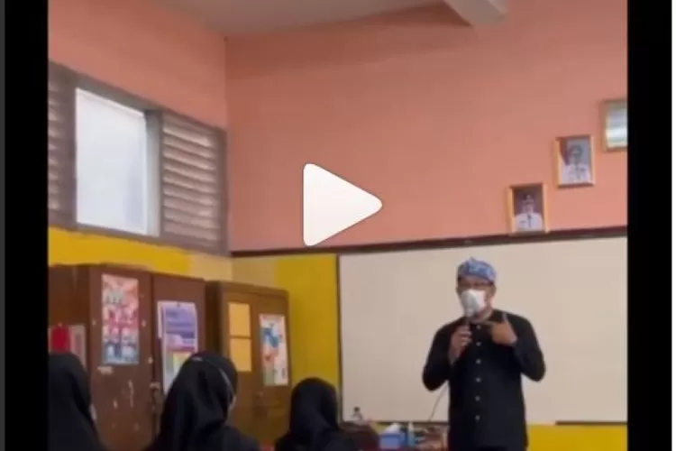 Ridwan Kamil menjadi guru dadakan, mengajar 20 anak muda/pelajar di Garut yang terpapar doktrin NII, Sabtu 11 Desember 2021 (Instagram @ridwankamil)