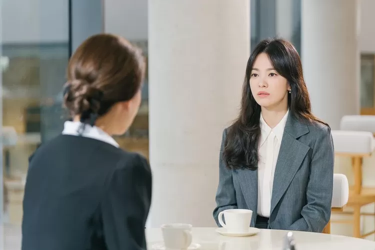 Drama &quot;Now, We Are Breaking Up&quot; episode 9 menampilkan Song Hye Kyo yang bertemu dengan ibu Jang Ki Yong. (instagram @nowwearebreakingup_official)