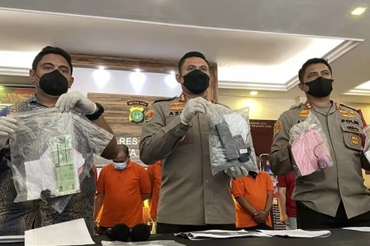 Kapolres Merto Jakarta Selatan Kombes Pol Azis Andriansyah menggelar perkara kasus pencurian rumah. Foto: PMJ News.