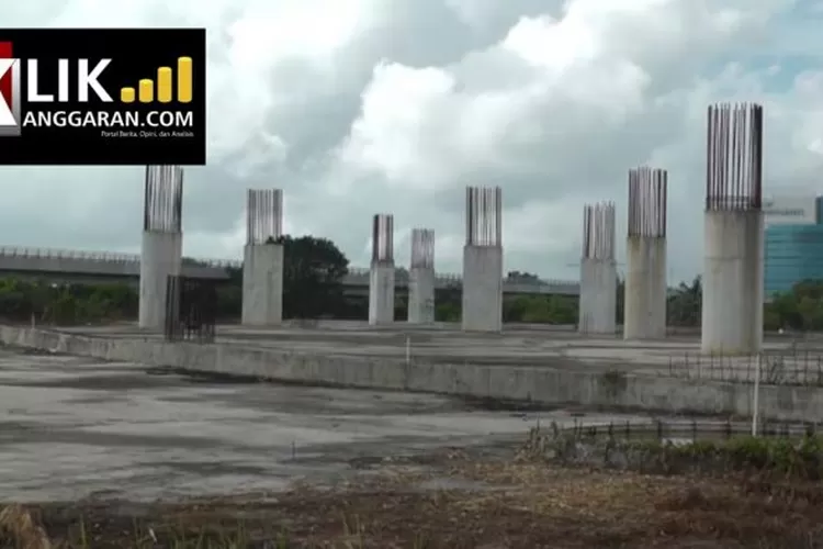 Tiang-tiang pembangunan Masjid Sriwijaya (Klikanggaran/BudiS)