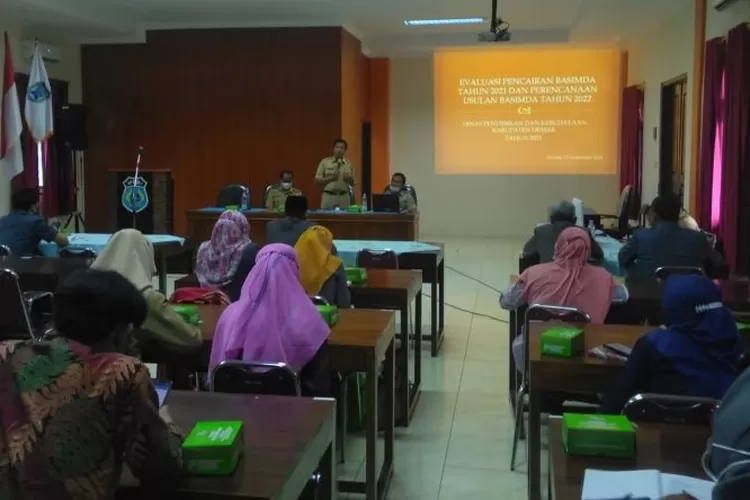  Suasana evaluasi Basimda 2021 dan perencanaan Basimda 2022 di Aula SMPN 3 Demak. (Dindikbud Demak)