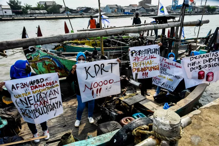 Anggota KNTI Kota Semarang menyampaikan tuntutan dalam rangka Hari Nusantara, Senin 13 Desember 2021. Mereka menuntut akses SPBN dan pelelangan ikan. (Ayosemarang.com/ Audrian Firhannusa)