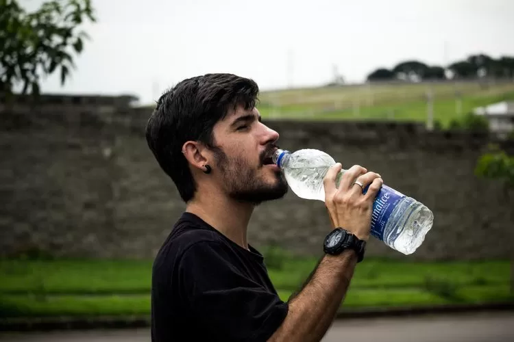 Apakah Minum Air Dingin Tidak Baik dan Bahkan Berbahaya? (Photo by Maur&iacute;cio Mascaro from Pexels)