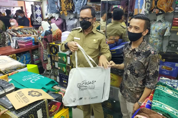 Wali Kota Bogor Bima Arya Sugiarto saat melakukan sosialisasi pengurangan penggunaan kantong plastik ke para pedagang pasar tradisional.  (ayobogor.com/Yogi Faisal)