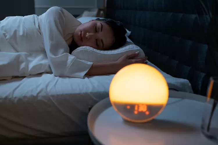 Berikut efek buruk yang diterima jika sering tidur dengan keadaan lampu menyala (Foto/ Pexels - @cottonbro)