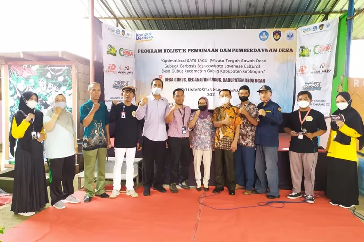 Mahasiswa Upgris Semarang bersama stakeholder setempat setelah melakukan pelatihan di Desa Gubug. (dok)