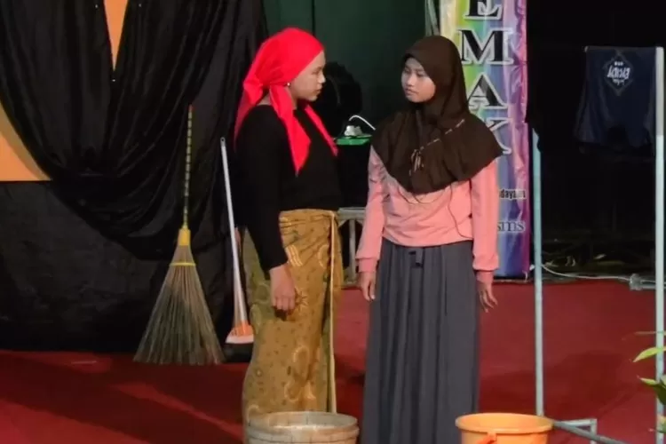 penampilan teater bertajuk &ldquo;emak&rdquo; oleh SMPN 5 Demak (dok)