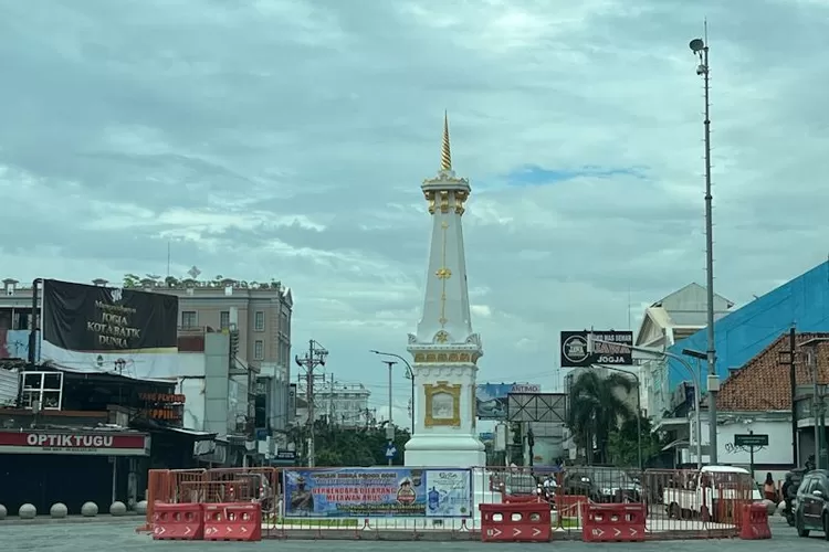 Dokumentasi - Tugu Yogyakarta yang menjadi ikon Kota Yogyakarta (24/11/21).  (ANTARA/Eka AR)