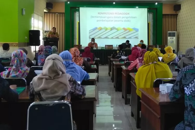  Sebanyak 53 guru SMP mengikuti bimbingan teknis (Bimtek) sainspreneur yang digelar Dinas Pendidikan dan Kebudayaan (Dindikbud) Kabupaten Demak melalui MGMP IPA Demak tanggal 2-5 dan 8 November 2021 di Aula Budi Utomo Dindikbud Kabupaten Demak.  (Zaidi)