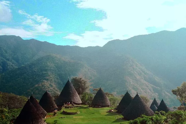Tempat Wisata Populer di NTT yang Menjadi Daya Tarik Indonesia, salah satunya Desa Wae Rebo (instagram / @waerebo.official)