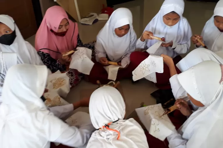 Siswa SD SDN Denasri Wetan 02 Batang saat mengikuti ujian praktik membatik.  Foto : Muslihun kontributor Batang