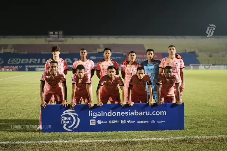Tim Madura United mewaspadai kecepatan tim Borneo FC dalam laga pamungkas putaran pertama BRI Liga 1, Selasa 14 Desember 2021. (dok PT LIB)