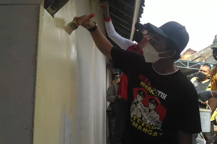 Bupati Batang Wihaji mengecat rumah pasangan tuna netra, Suroso (53) dan Casria (51) warga RT 001 RW 003, Desa Banaran, Kecamatan Banyuputih, Kabupaten Batang.  (dok)