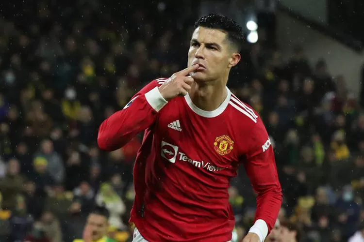 Striker Manchester United Cristiano Ronaldo merayakan golnya dari tendangan penalti yang membawa United menang 1-0 atas Norwich City di Carrow Road, Norwich, Inggris, 11 Desember 2021. ( Foto: Antara/Reuters/Chris Radburn)