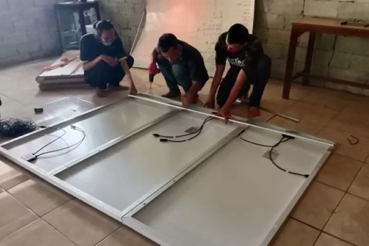Pemasangan panel listrik tenaga surya di Deliksari RW 06,  Kecamatan Gunung Pati, Semarang. (dok Humas Unika)