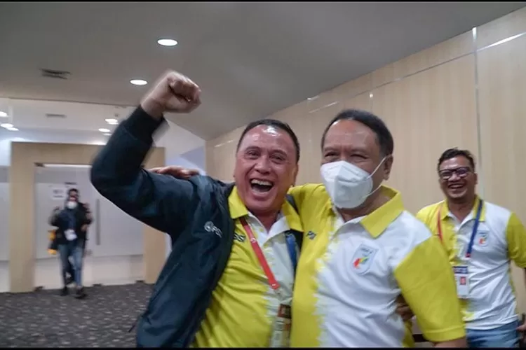 Ketua Umum PSSI Mochamad Iriawan dan Menpora Zainudin Amali, berangkulan usai menyaksikan pertandingan Timnas Indonesia lawan Vietnam, yang berakhir imbang. (pssi.org)