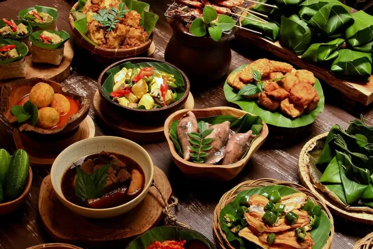 Daftar Makanan Khas Indonesia yang Wajib Dicoba di Indonesia (expatica/)