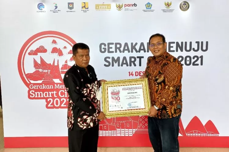 Penyerahan penghargaan dari Kemenkominfo  (Foto: dok. Pemkot Magelang)