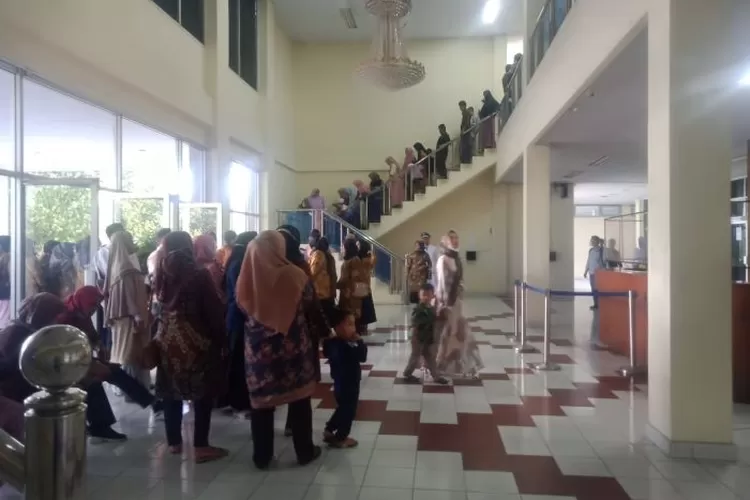 Massa Pendukung Padati Kantor Bupati Diduga Abaikan Prokes (Klikanggaran/Annuza)
