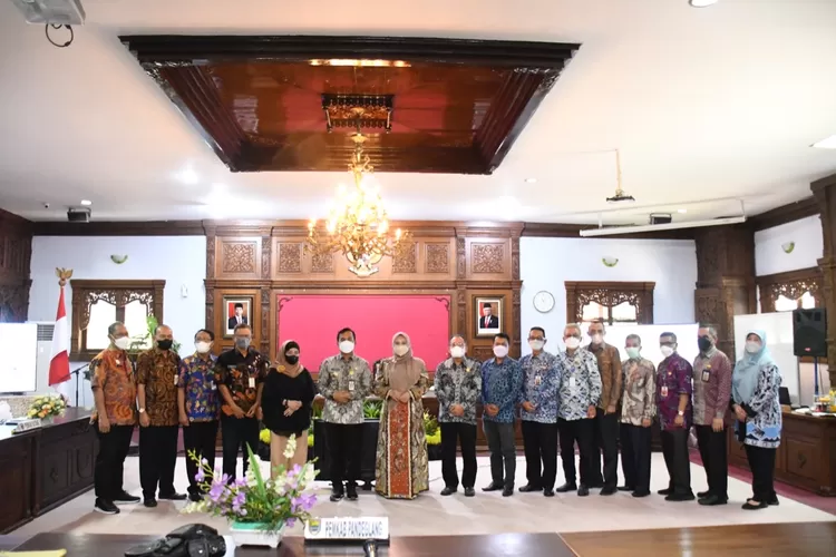 Bupati Batang Wihaji menerima cendra mata dari Bupati Pandeglang Irna Narulita yang didampingi masing - masing Sekda.&nbsp; (Muslihun/kontributor Batang)