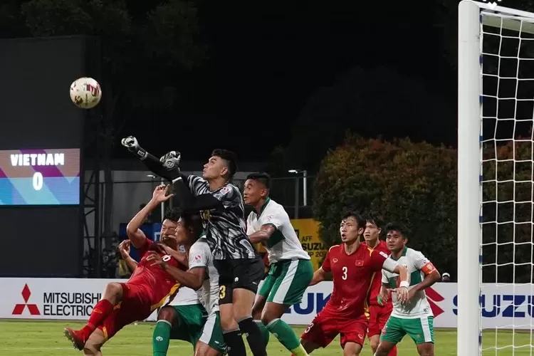 Pemain Indonesia dengan Vietnam sedang berduel pada pertandingan grup B piala AFF Suzuki Cup 2020 ( Instagram dari akun @affsuzukicup )
