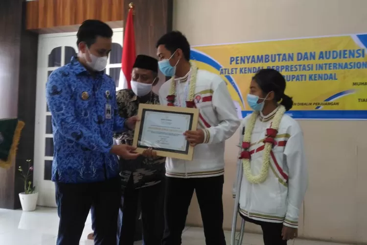 Bupati Kendal Dico M Ganinduto menyerahkan uang pembinaan kepada M Dinas Ubaidillah dan Tiara Hanum Kembang Joyo, atlet berprestasi dari Kendal di Paringitan Jumat 17 desember 2021. (edi prayitno/kontributor Kendal)