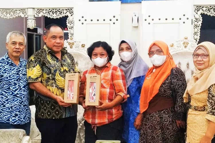Wakil Bupati Kendal Windu Suko Basuki bersama tiga perajin batik Kendal. (edi prayitno/kontributor Kendal)