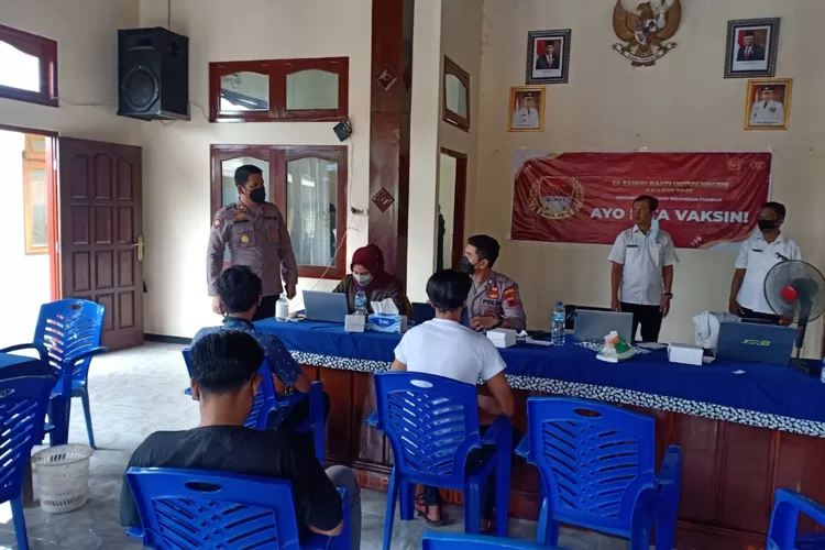 Kapolsek Cepiring Iptu Agung Setia Nugroho mengecek pelaksanaan vaksinasi di Puskesmas Cepiring Jumat 17 desember 2021. (edi prayitno/kontributor Kendal)