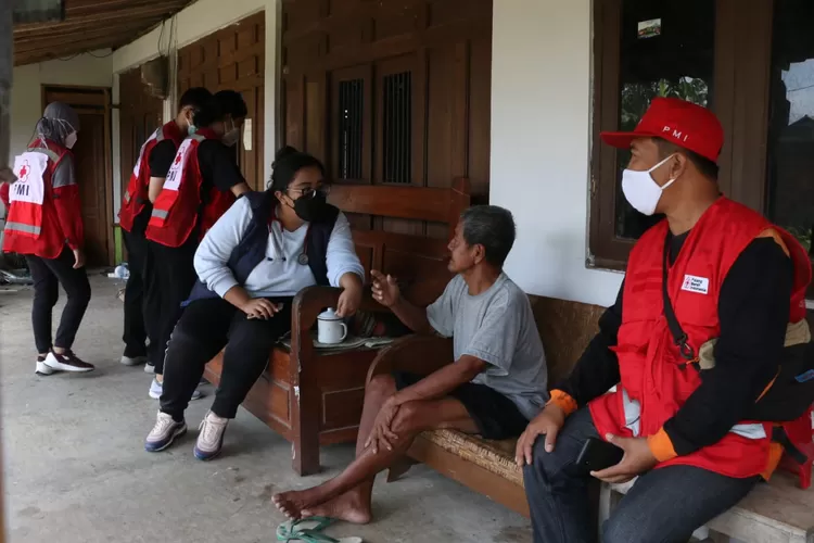 Dokter Muda UNS berikan pengobatan di Mojosongo. (Ayo Semarang/Iswara Bagus)