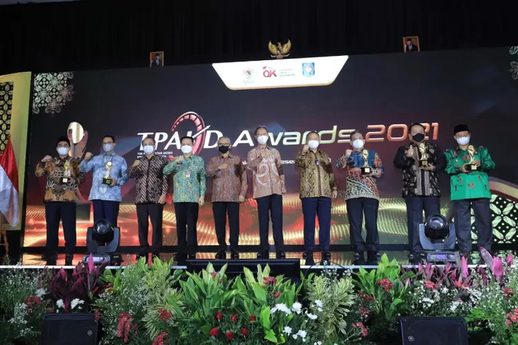 Penyerahan TPAKD Awards 2021 kepada TPAKD Provinsi dan TPAKD Kabupaten/Kota yang telah berhasil mengimplementasikan program perluasan akses keuangan di daerah (16/12).