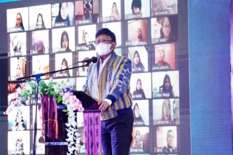  Menteri Komunikasi dan Informatika Johnny G Plate saat menyampaikan paparan dalam Webinar HUT ke-63 Provinsi Nusa Tenggara Timur: Mengembangkan Pariwisata Modern di NTT, yang berlangsung secara virtual dari Jakarta. (dok Kominfo)