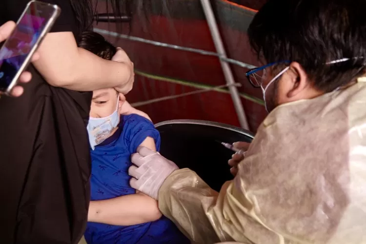 Seroang anak nampak ketakutan ketika akan di suntik - Foto: Henry Lukmanul Hakim