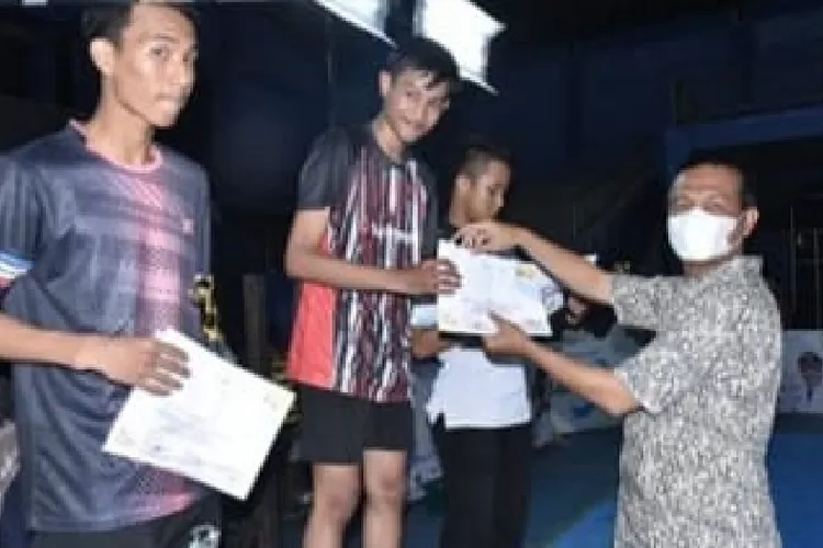 Wali Kota Pariaman, Genius Umar, menyerahkan hadiah kepada pemenang.
