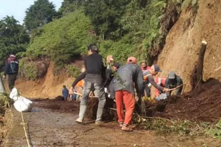 Warga bergotongroyong membersihkan matrial.longsor yang menutup sebagian badan jalan dukuh Gunungalang, Desa Gerlang, Kecamatan Blado, Kabupaten Batang.&nbsp;   Foto : dok&nbsp;