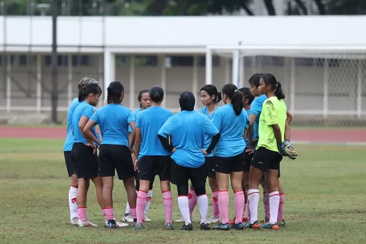 Para pemain Timnas Wanita yang disiapkan untuk tampil di Piala Asia 2022, tengah berlatih. (pssi.org)