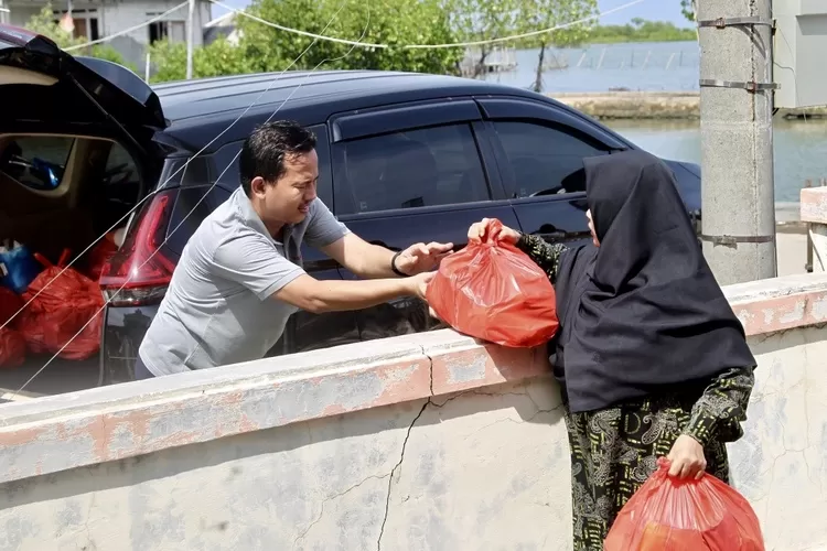 Jamaah PD PERSIS dan PERSISTRI Kota Tngerang memberikan bantuan kepada korban banjir rob di Mayangan Pamanukan Subang - Foto: Henry Lukmanul Hakim