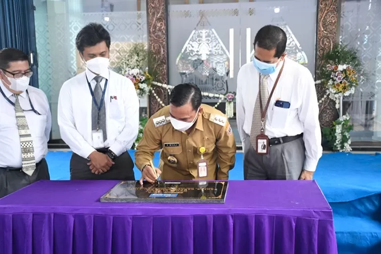 Bupati Batang Wihaji saat menandatangani prasasasti gedung KCP Bank Jateng Limpung didampingi Pimpinan Cabang Bank Jateng koordinator Tegal, Bambang Ristianto.&nbsp; (Muslihun/Kontributor Batang&nbsp;)