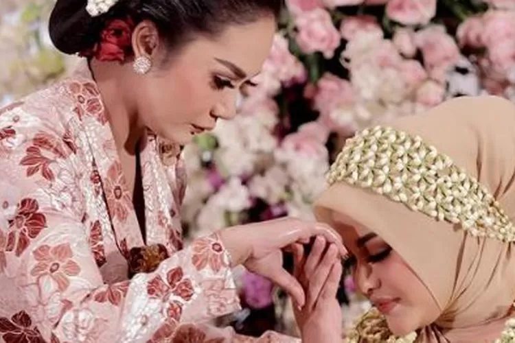 Krisadayanti  sedang mendampingi Aurel di acara 7 bulanan tersebut pada akun instagramnya kemarin, 19 Desember 2021. (IG @krisdayantilemos)