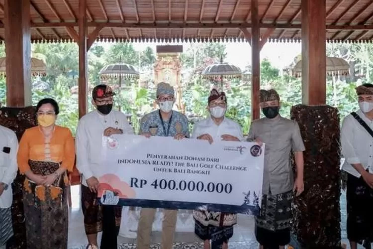 Menparekraf serahkan bantuan untuk Seniman Bali (Dok.kemenparekraf.go.id)