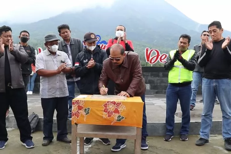 Executive Vice President (EVP) PT Pegadaian Kanwil XI Semarang, Edi Sarwono secara simbolis menyerahkan CSR untuk infrastruktur lokasi Wisata Gunung Nganten di Desa Lencoh, Kecamatan Selo, Boyolali. (dok Pegadaian)