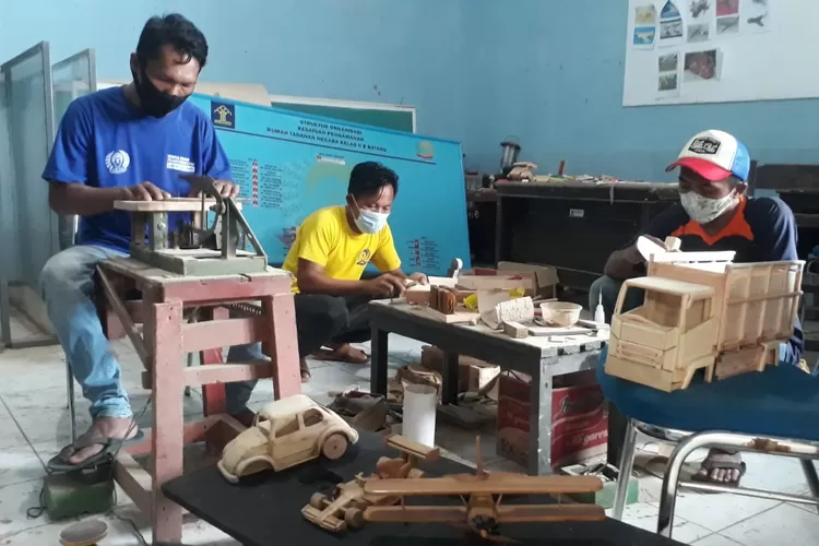 Sejumlah warga binaan Lapas Kelas IIB Batang melakukan aktivitas di bengkel kerja.&nbsp;   Foto : Muslihun kontributor Batang&nbsp;