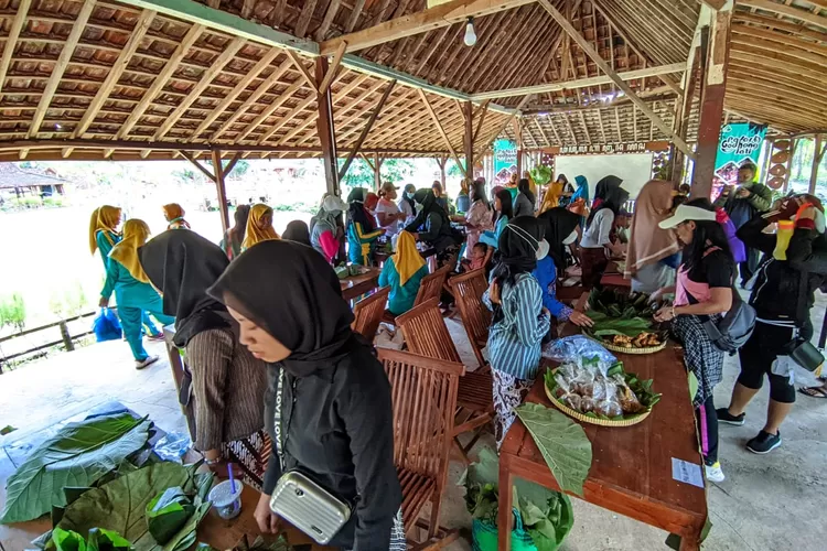Suasana Pasar Godhong Jati di Taman Madu Bronto. (Dok. Dinpar DIY)