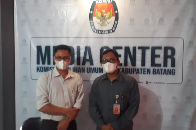 Ketua KPU Kabupaten Batang Nur Tofan  dan  Gunadi Komisioner Pemilih, Partisipasi&nbsp; Masyarakat dan SDM KPU Batang (Muslihun kontributor Batang)
