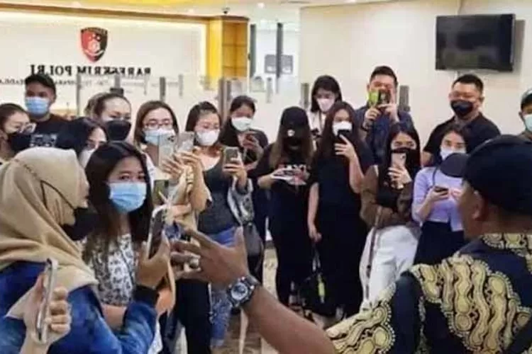 Ilustrasi korban penipuan investasi suntik modal alat kesehatan. Ngumpet di Vila Gunung Salak, Buronan Kasus Investasi Bodong Alkes Dibekuk Bareskrim. (Suara.com)