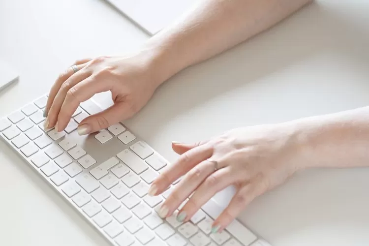 Ini dia tips kerjakan tugas tanpa repot ngetik di laptop (Pexels/Анна Шаталова (Anna Shatalova))